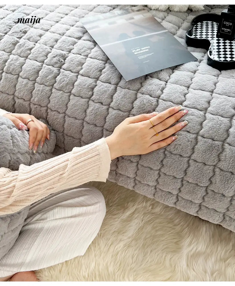 MAN YUE HOME Advanced Plush Pillow Four Seasons with Scarf from JOINFIT