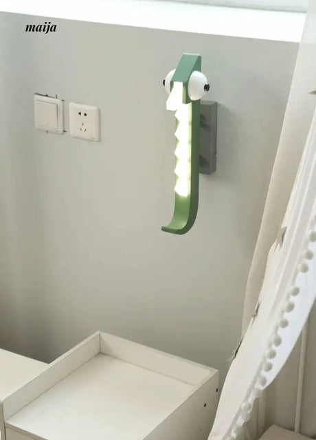 George Chameleon Wall Lamp from Qiansuwanhang