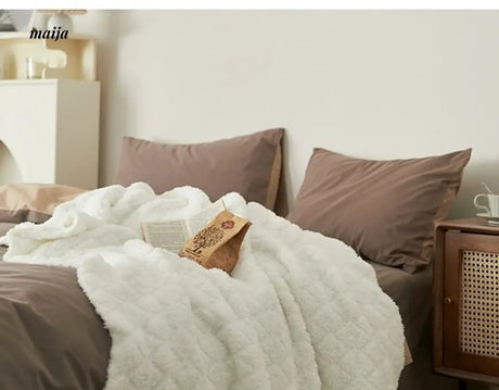 MAN YUE HOME Plush Knitted Duvet for Scandinavian Style Sofas from MAN YUE HOME
