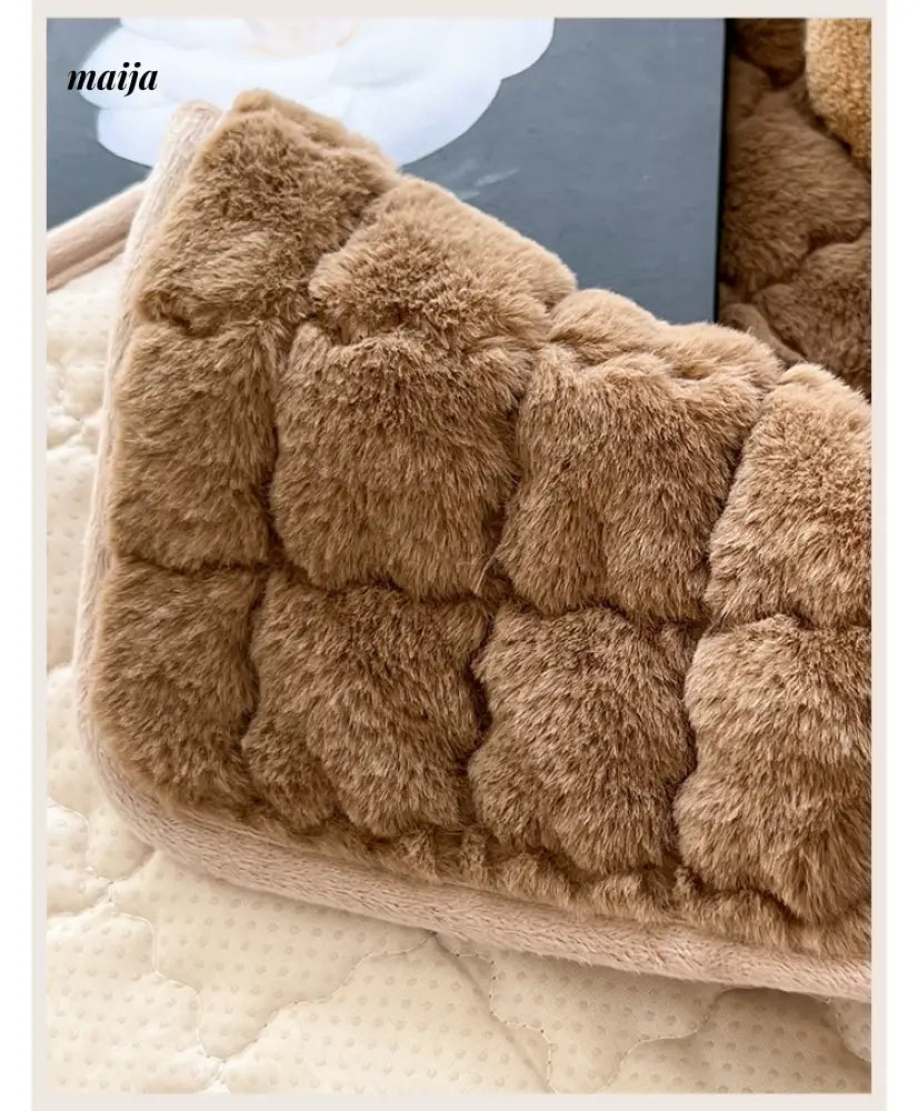 MAN YUE HOME Advanced Plush Pillow Four Seasons with Scarf from JOINFIT