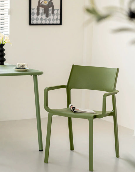 ABOUT WHITE LYSANDER Modern Minimalist Plastic Dining Chair from ABOUT WHITE