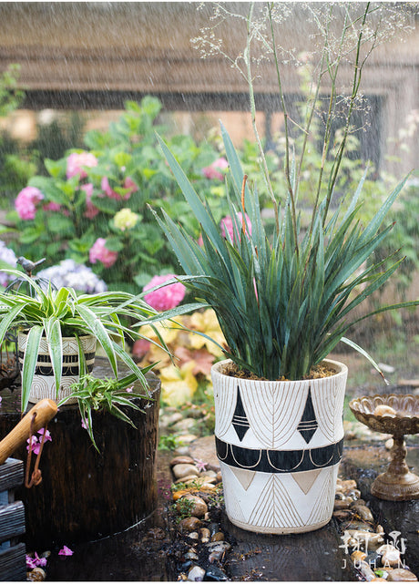 JUHAN Aveline Vintage Garden Ornament Extra-Large Flower Pot from JUHAN