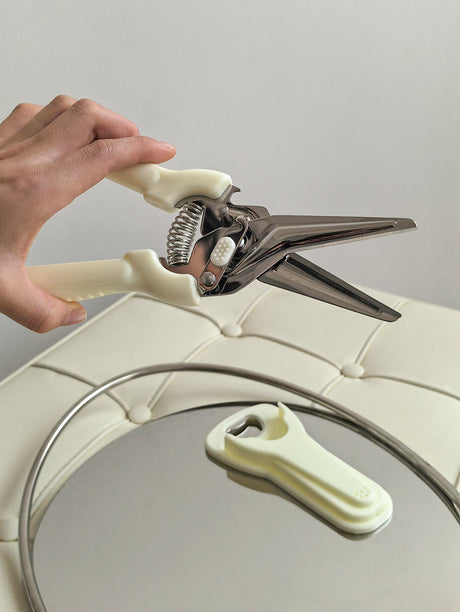 LIVETAI Isadora Magnetic Multifunctional Kitchen Scissors from LIVETAI