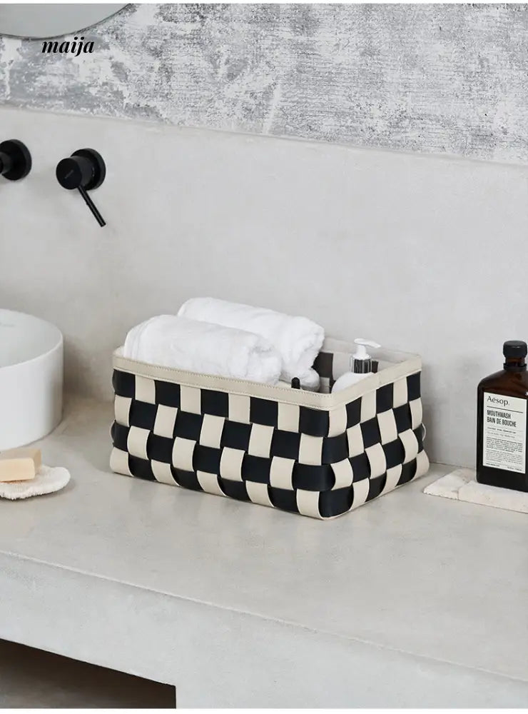 Checkerboard Woven Basket from momo's talk