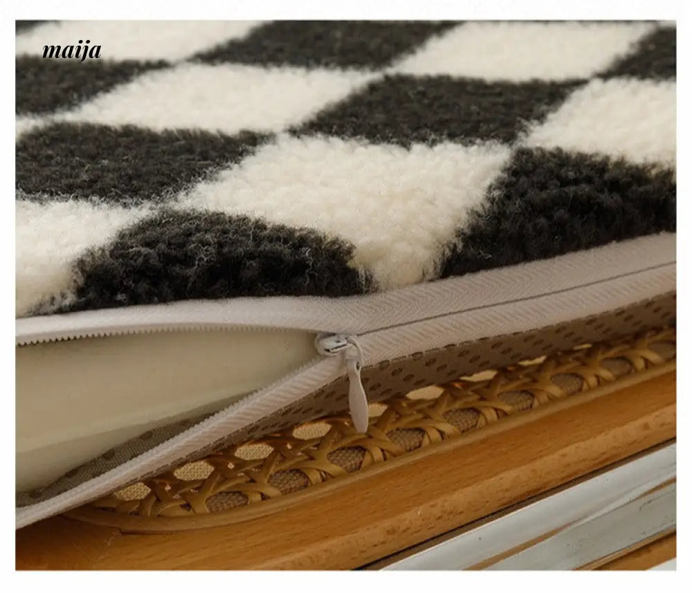 Checkerboard Chair Cushion from momo's talk