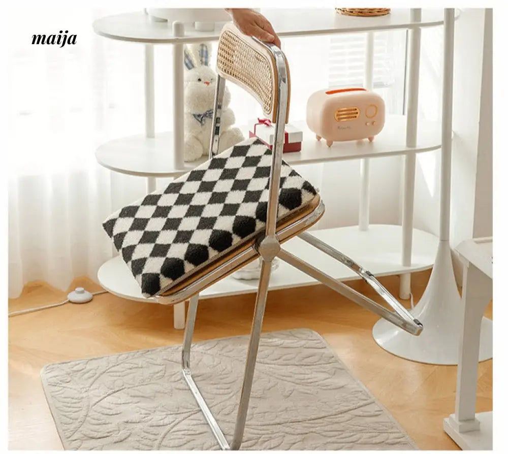 Checkerboard Chair Cushion from momo's talk
