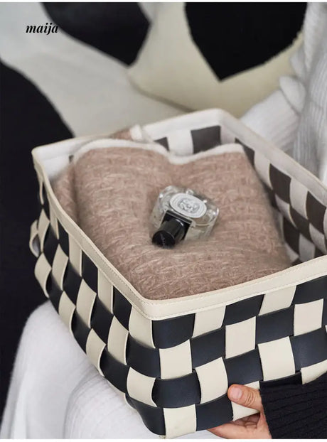 Checkerboard Woven Basket from momo's talk