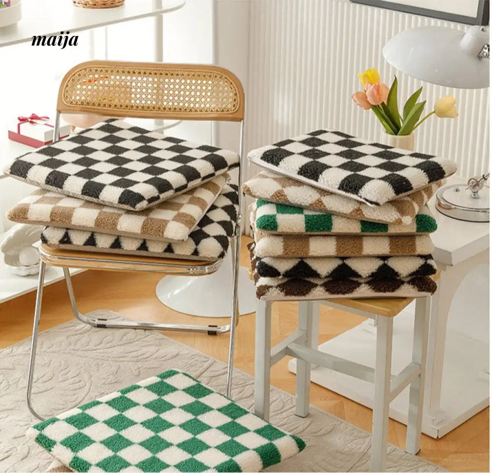 Checkerboard Chair Cushion from momo's talk