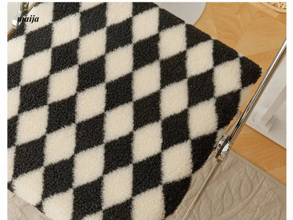 Checkerboard Chair Cushion from momo's talk