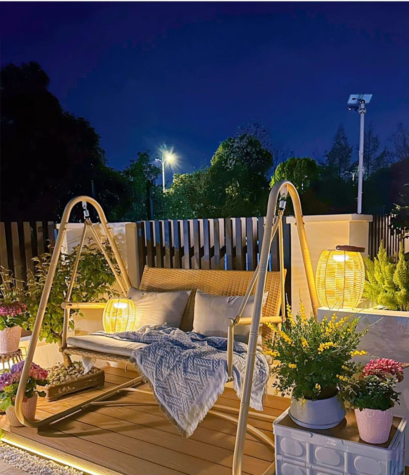 ZIYE Elowen Cozy Feature Swing Rocker from ZIYE