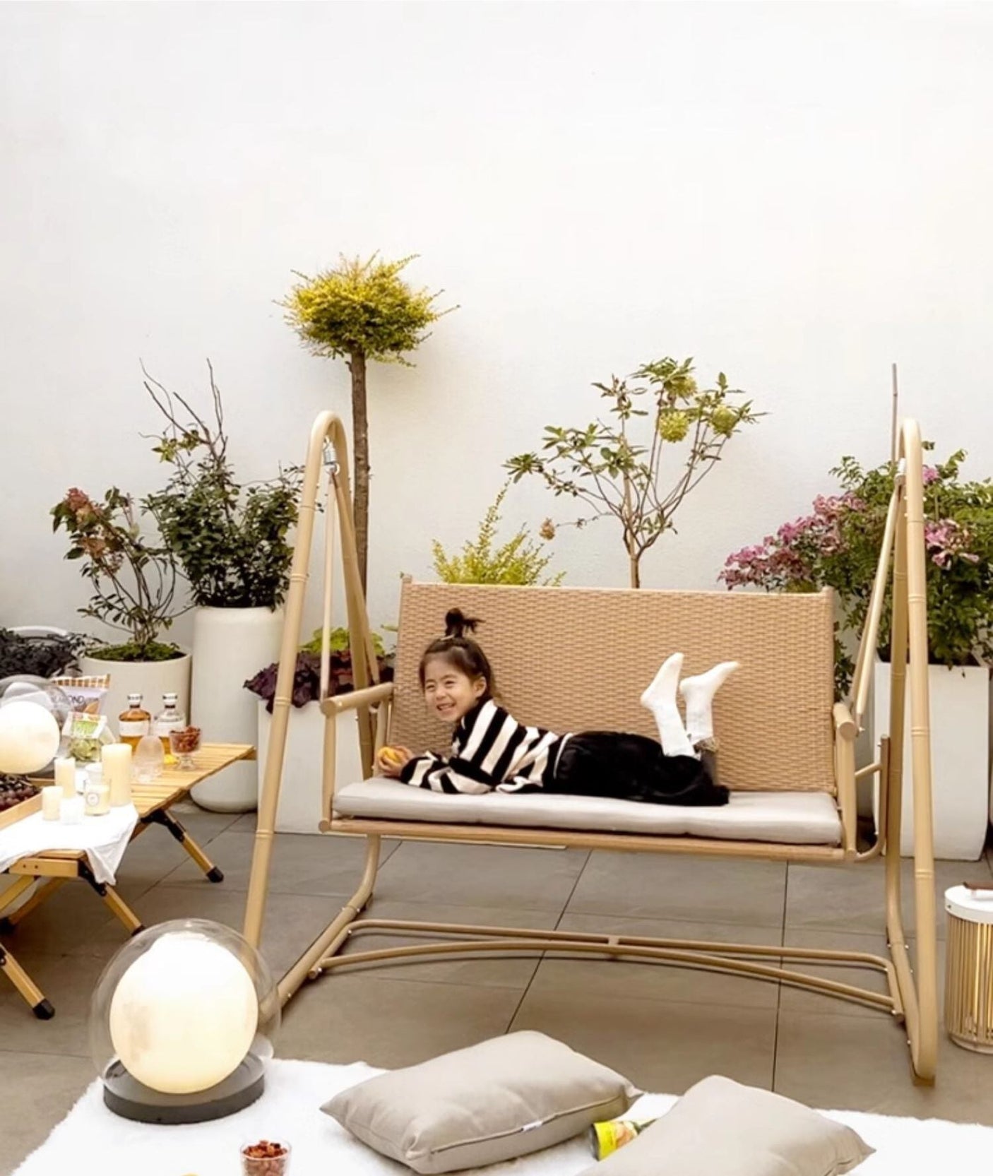 ZIYE Elowen Cozy Feature Swing Rocker from ZIYE