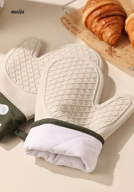 Polar Bear Oven Mitts from maija