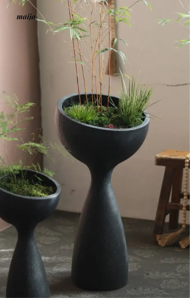 Alien Scoop Standing Flower Pot from Yuanjie Home