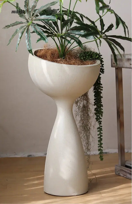Alien Scoop Standing Flower Pot from Yuanjie Home