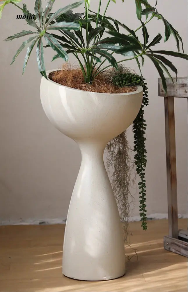 Alien Scoop Standing Flower Pot from Yuanjie Home