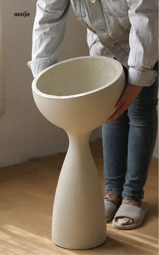 Alien Scoop Standing Flower Pot from Yuanjie Home