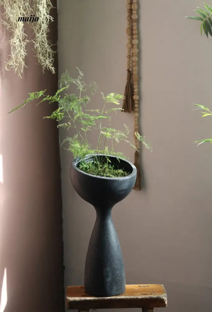 Alien Scoop Standing Flower Pot from Yuanjie Home