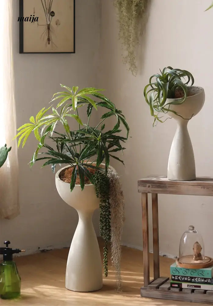 Alien Scoop Standing Flower Pot from Yuanjie Home